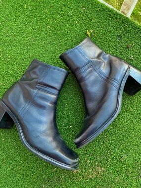 Vintage 90s black leather ankle boots